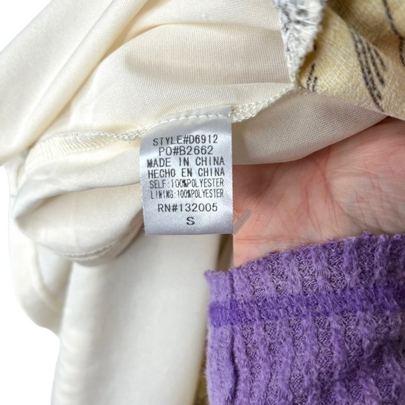 Entro Boutique Marigold Retro 60s Floral Inspired Sleeveless Scallop Shift Dress - Picture 6 of 14